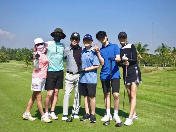 สนามกอล์ฟหริภุญชัย กอล์ฟคลับ 6 people and people standing