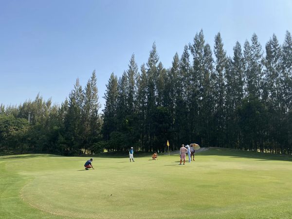 สนามกอล์ฟหริภุญชัย กอล์ฟคลับ 6 people people standing and grass