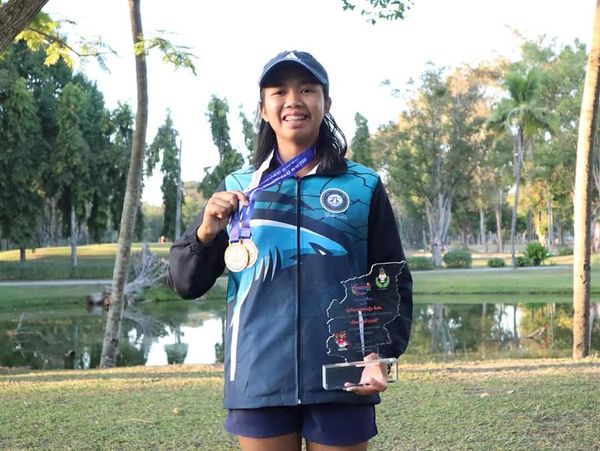 Lanna Golf Club 1 person and standing