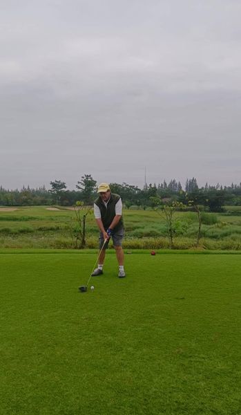 สนามกอล์ฟหริภุญชัย กอล์ฟคลับ 1 person grass and golf course