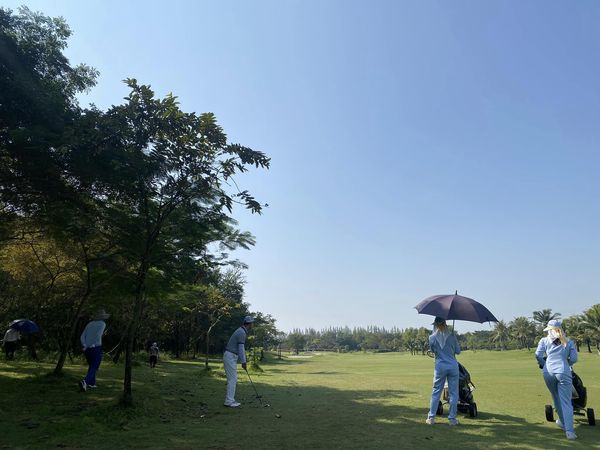 สนามกอล์ฟหริภุญชัย กอล์ฟคลับ 6 people people standing grass and tree