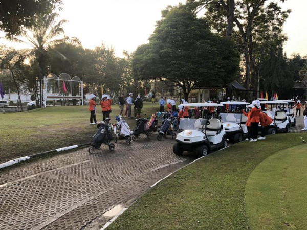 Lanna Golf Club 6 people and outdoors