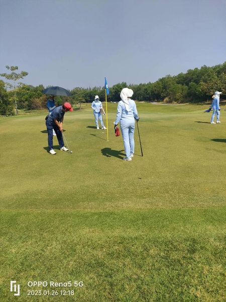 สนามกอล์ฟหริภุญชัย กอล์ฟคลับ 4 people grass and golf course