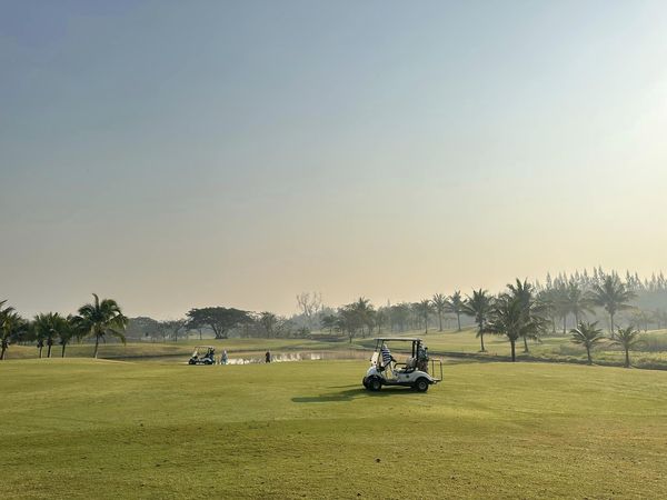 สนามกอล์ฟหริภุญชัย กอล์ฟคลับ 1 person grass and golf course