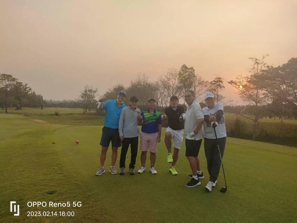 สนามกอล์ฟหริภุญชัย กอล์ฟคลับ 6 people and grass