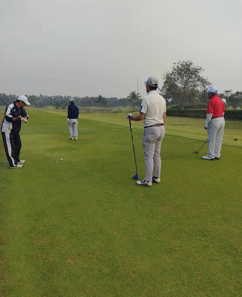 สนามกอล์ฟหริภุญชัย กอล์ฟคลับ 4 people golf course and grass