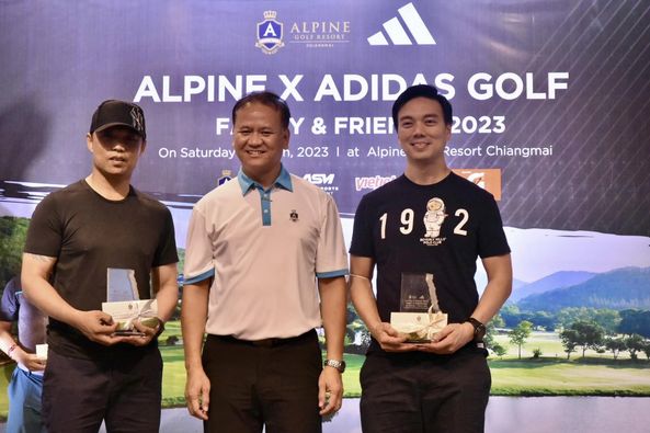 Alpinegolfresort Chiangmai 4 people and people standing