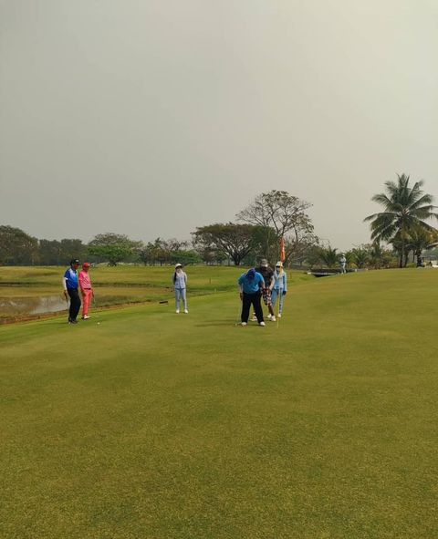สนามกอล์ฟหริภุญชัย กอล์ฟคลับ 5 people golf course and grass