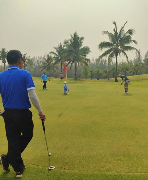 สนามกอล์ฟหริภุญชัย กอล์ฟคลับ 5 people grass and golf course