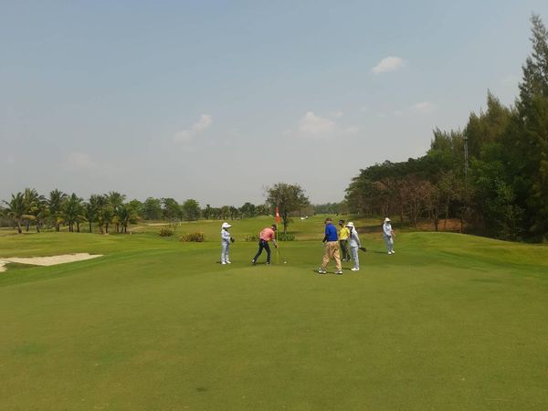 สนามกอล์ฟหริภุญชัย กอล์ฟคลับ 5 people people playing sports grass and golf course