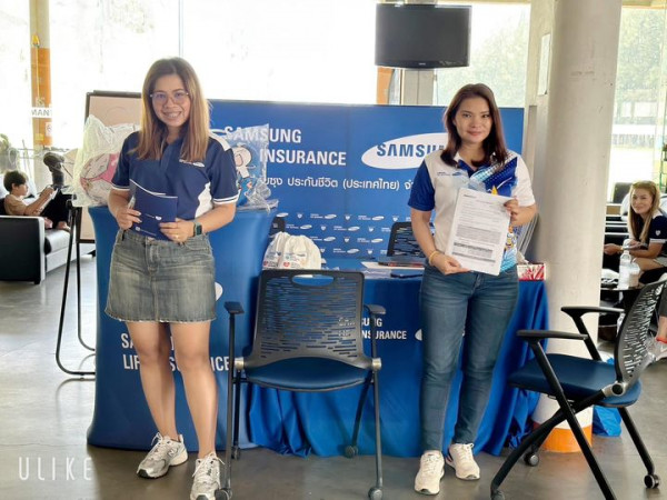 Stardome Golf Club 5 people people standing and AMSUNG UNG INSURANCE ชุง ประกันชีวิต ประเทคไทย จ SAMS SA LIF UG NS JRANCE ICE ULIKE X