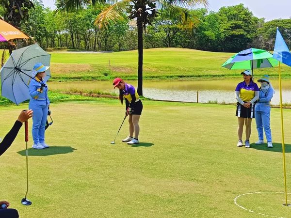 สนามกอล์ฟหริภุญชัย กอล์ฟคลับ 5 people and grass