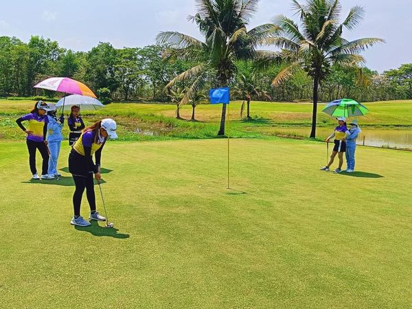 สนามกอล์ฟหริภุญชัย กอล์ฟคลับ 6 people people standing and grass