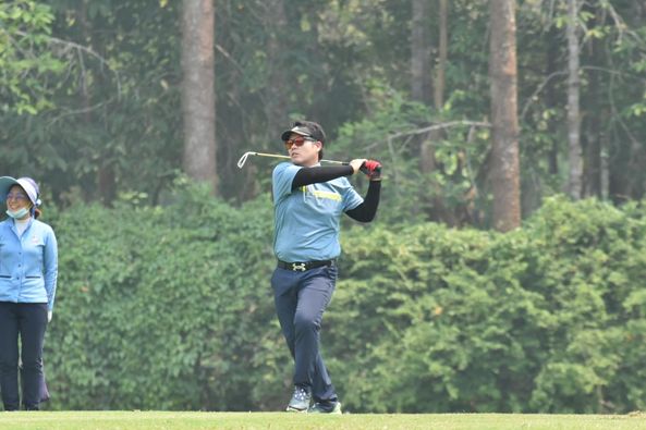 Alpinegolfresort Chiangmai 2 people people golfing and golf course