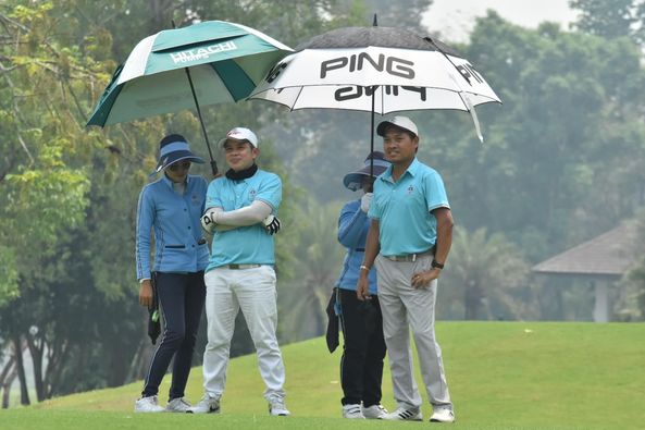 Alpinegolfresort Chiangmai 3 people people golfing and golf course