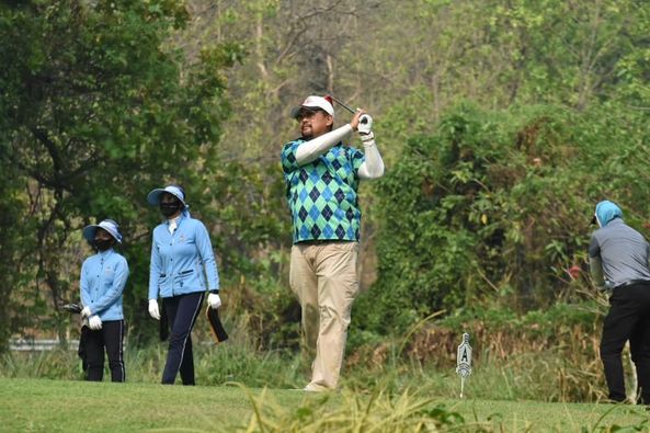 Alpinegolfresort Chiangmai 4 people people golfing and golf course