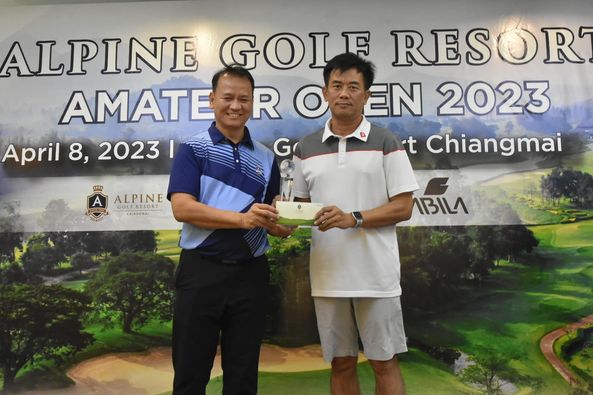 Alpinegolfresort Chiangmai 2 people and people golfing-5