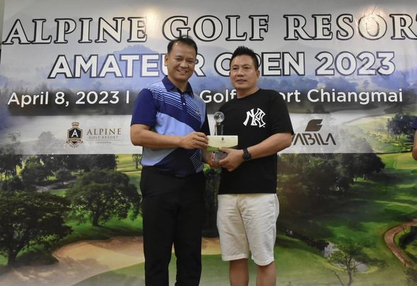 Alpinegolfresort Chiangmai 2 people and people golfing