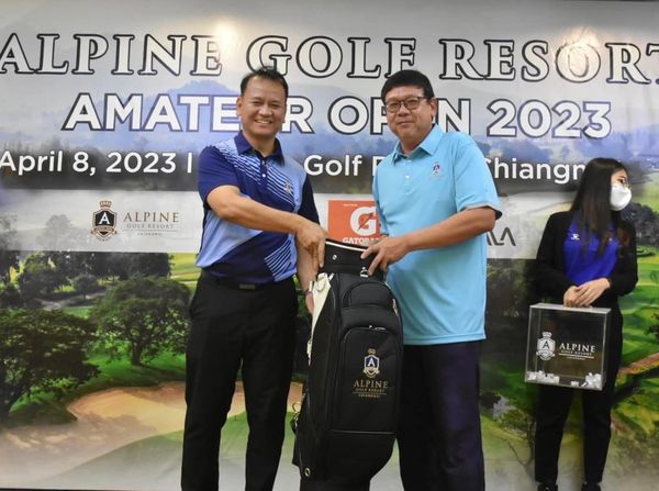 Alpinegolfresort Chiangmai 3 people and people golfing-5