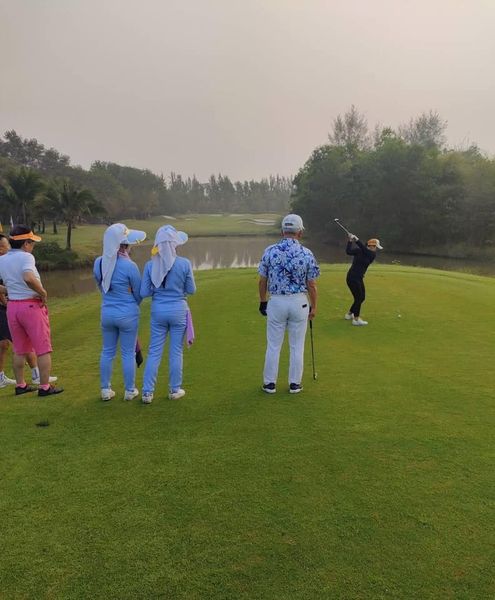 สนามกอล์ฟหริภุญชัย กอล์ฟคลับ 5 people people golfing and golf course
