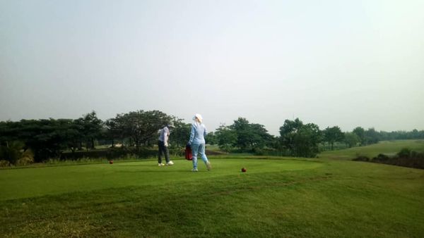 สนามกอล์ฟหริภุญชัย กอล์ฟคลับ 2 people people golfing and golf course