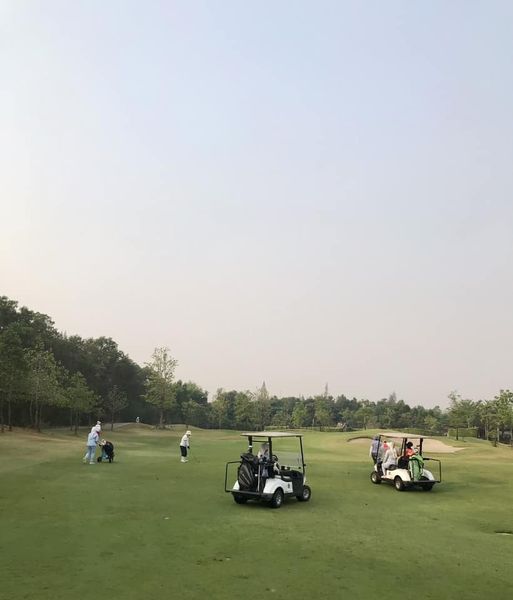 สนามกอล์ฟหริภุญชัย กอล์ฟคลับ 6 people people golfing golf cart and golf course