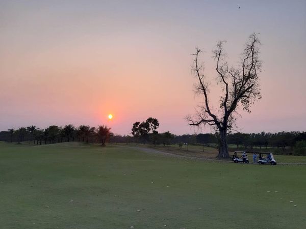 สนามกอล์ฟหริภุญชัย กอล์ฟคลับ 1 person golfing golf course and twilight