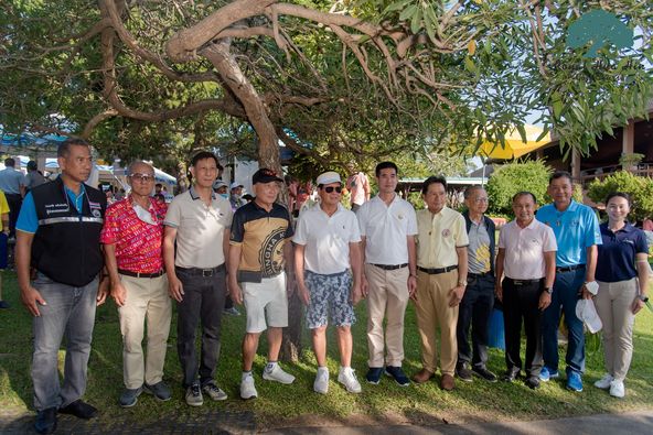 Royal Hua Hin Golf Course 12 คน ผู้คนกำลังยืน ต้นไม้ และ กลางแจ้ง