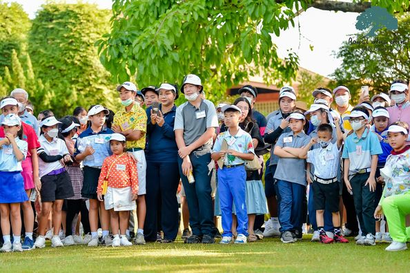 Royal Hua Hin Golf Course 13 คน เด็ก ผู้คนกำลังยืน และ กลางแจ้ง
