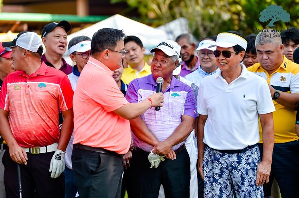 Royal Hua Hin Golf Course 6 คน ผู้คนกำลังยืน และ กลางแจ้ง