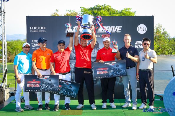 Black Mountain Golf Club 7 คน และ ผู้คนกำลังยืน-5