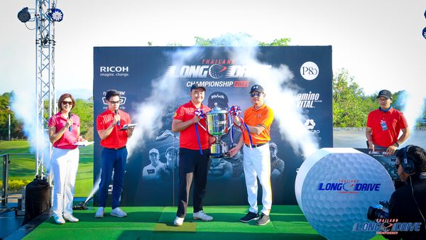 Black Mountain Golf Club 7 คน และ ผู้คนกำลังยืน