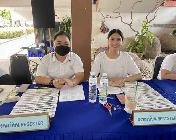 Royal Hua Hin Golf Course 4 people and ทะเบียน งทะเบียนREGISTER ทะเ REGISTER ลงทะเบียน REGISTER