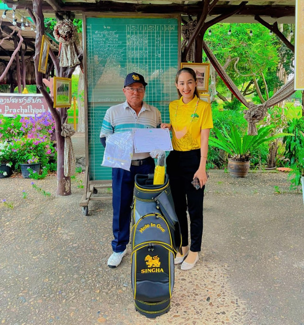 Royal Hua Hin Golf Course nbsp 2 people people golfing golf course and ประชาธีปก ช Prachathipok Hole in One SINGHA