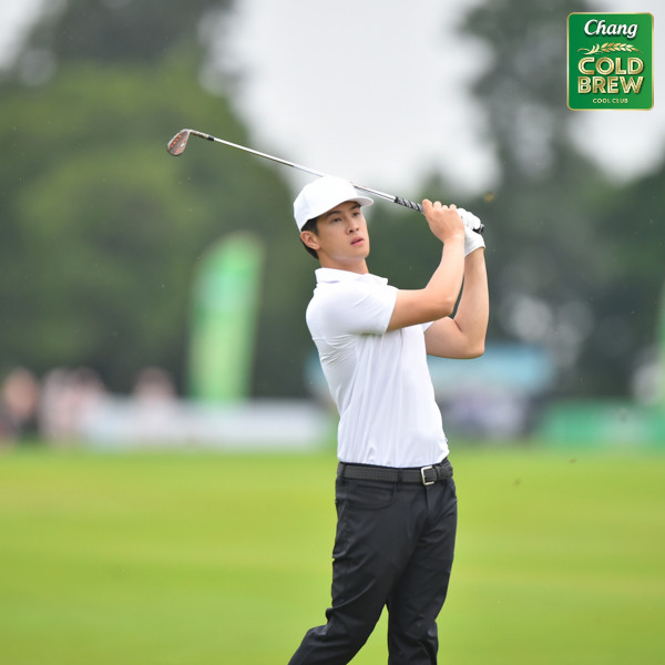 Springfield Royal Country Club nbsp 1 คน กำลังตีกอล์ฟ และ ข้อความพูดว่า Chang COW COLD BREW COOLEL