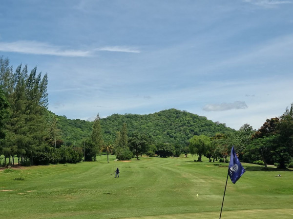 Hua Hin Korea Golf Club amp Milpordparadise Hotel nbsp 1 คน กำลังตีกอล์ฟ และ สนามกอล์ฟ