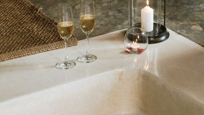 Visitors of Kirimaya will have an opportunity of sipping a glass of fine champagne while bathing in mineral water or milk, and topping it all off with alluring aroma and candlelight in an exquisite glamping tent. What else could give you a better feeling?