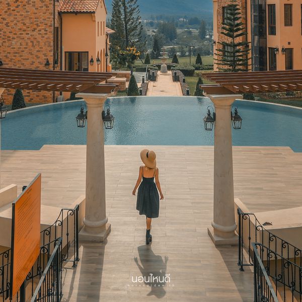 Toscana Valley หนึ่งคนขึ้นไป ผู้คนกำลังยืน กลางแจ้ง และ ข้อความ