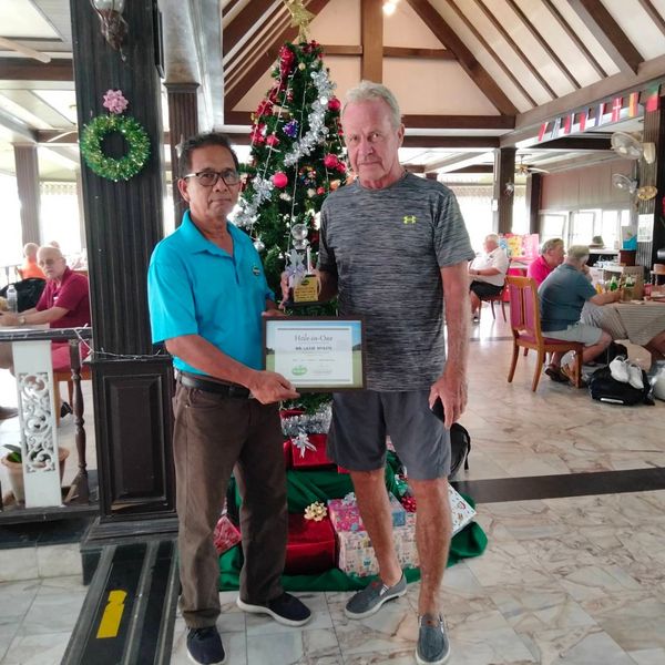 The Emerald Golf Course 2020 6 people people standing and tree The Emerald Golf Course 2020 6 people people standing and tree