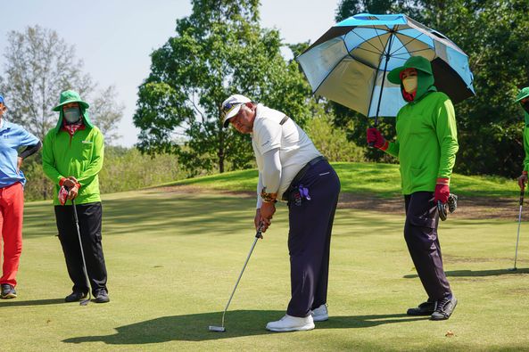 Wangjuntr Golf Park 4 people and grass Wangjuntr Golf Park 4 people and grass