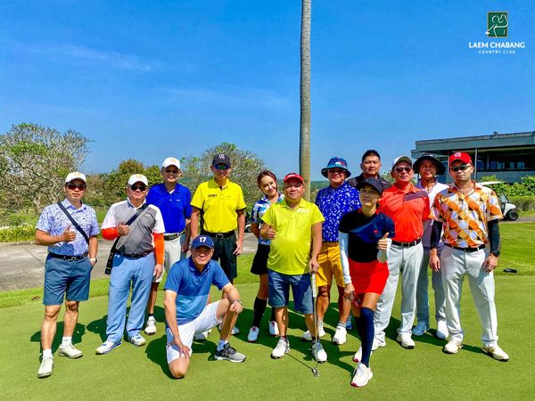 Laem Chabang International Country Club 12 คน และ ผู้คนกำลังยืน Laem Chabang International Country Club 12 คน และ ผู้คนกำลังยืน