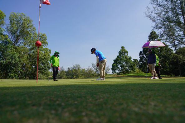 Wangjuntr Golf Park 4 people and grass Wangjuntr Golf Park 4 people and grass