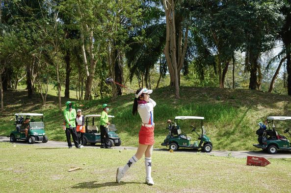 Wangjuntr Golf Park 4 people and grass Wangjuntr Golf Park 4 people and grass