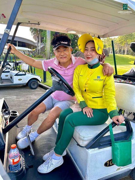 Laem Chabang International Country Club 1 คน กำลังนั่ง กลางแจ้ง และ ข้อความพูดว่า LAEM CHABANG COUNTRY Leist PRAEW LAEMCI ABANG Laem Chabang International Country Club 1 คน กำลังนั่ง กลางแจ้ง และ ข้อความพูดว่า LAEM CHABANG COUNTRY Leist PRAEW LAEMCI ABANG