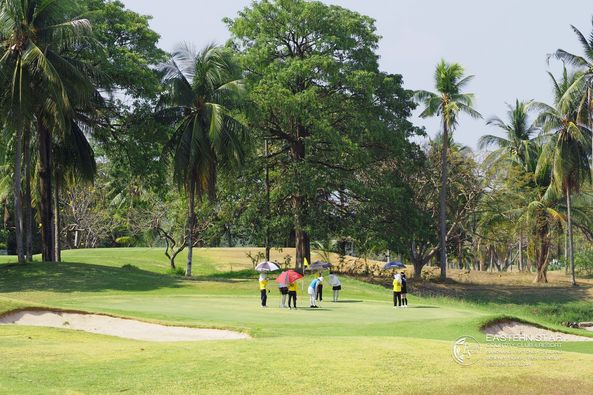 Eastern Star Country Club amp Resort 5 คน ผู้คนกำลังตีกอล์ฟ สนามกอล์ฟ และ พื้นหญ้า