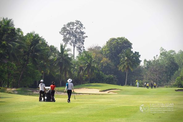 Eastern Star Country Club amp Resort 7 คน ผู้คนกำลังตีกอล์ฟ รถกอล์ฟ สนามกอล์ฟ และ ข้อความพูดว่า EASTERN STAR