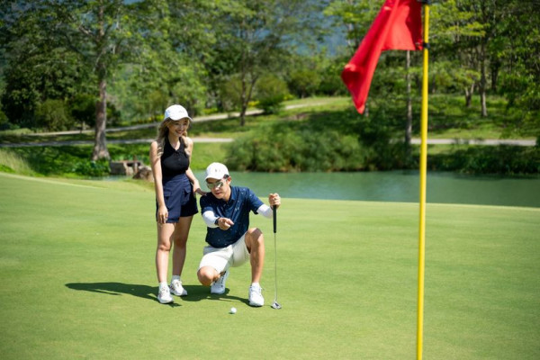 Chatrium Golf Resort Soi Dao Chanthaburi 2 people people golfing and golf course