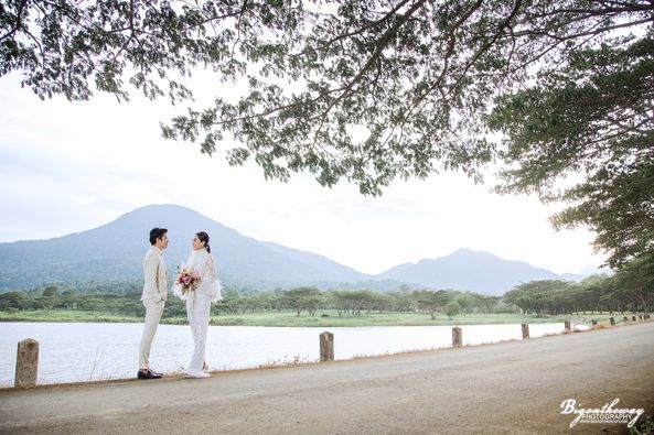Chatrium Golf Resort Soi Dao Chanthaburi 2 people wedding and lake