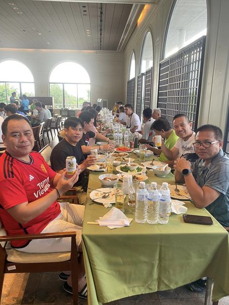 Bangpra Golf Club and Resort 10 people and table