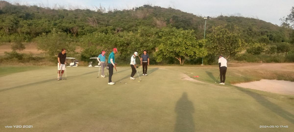 ศูนย์พัฒนากีฬา สอ รฝ ACDC Golf Course nbsp 6 people people golfing golf course and grass